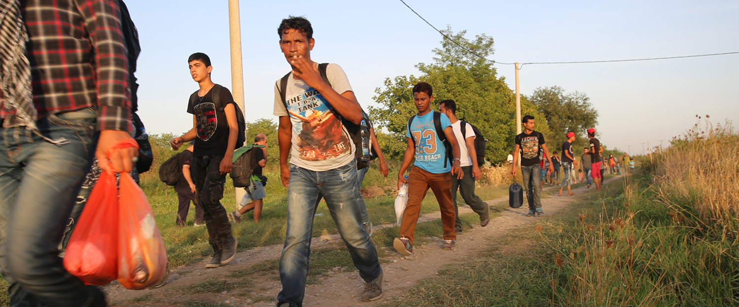 Jonge Syrische vluchtelingen bij de Servisch-Kroatische grens. | Foto: Francesco Malavolta | IOM, 2015