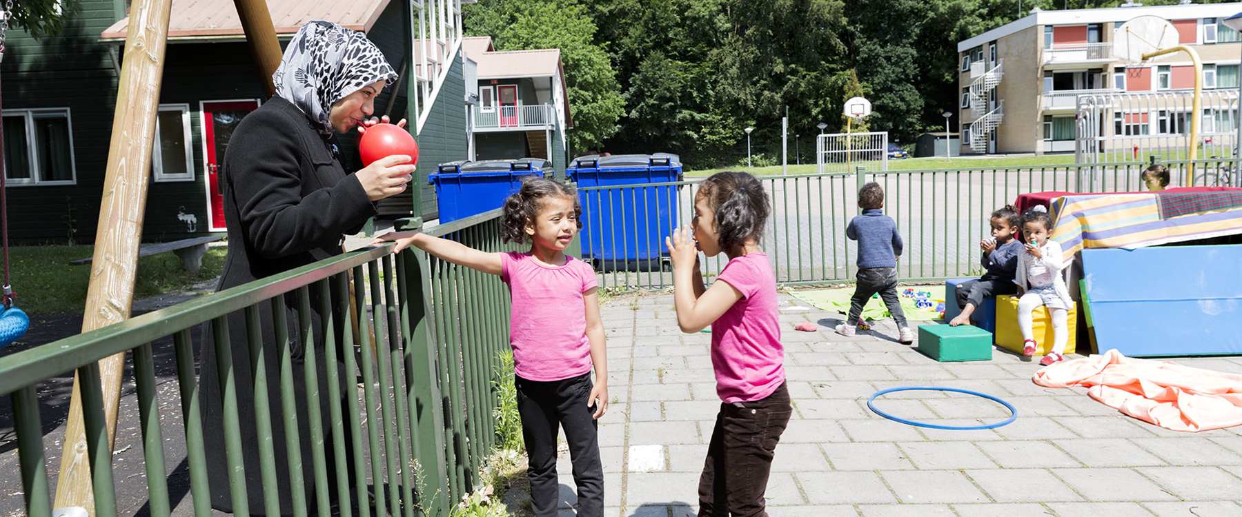 Moeder en kinderen uit Syrië in het asielzoekerscentrum in Bellingwoude. | Foto: Inge van Mill, 2017