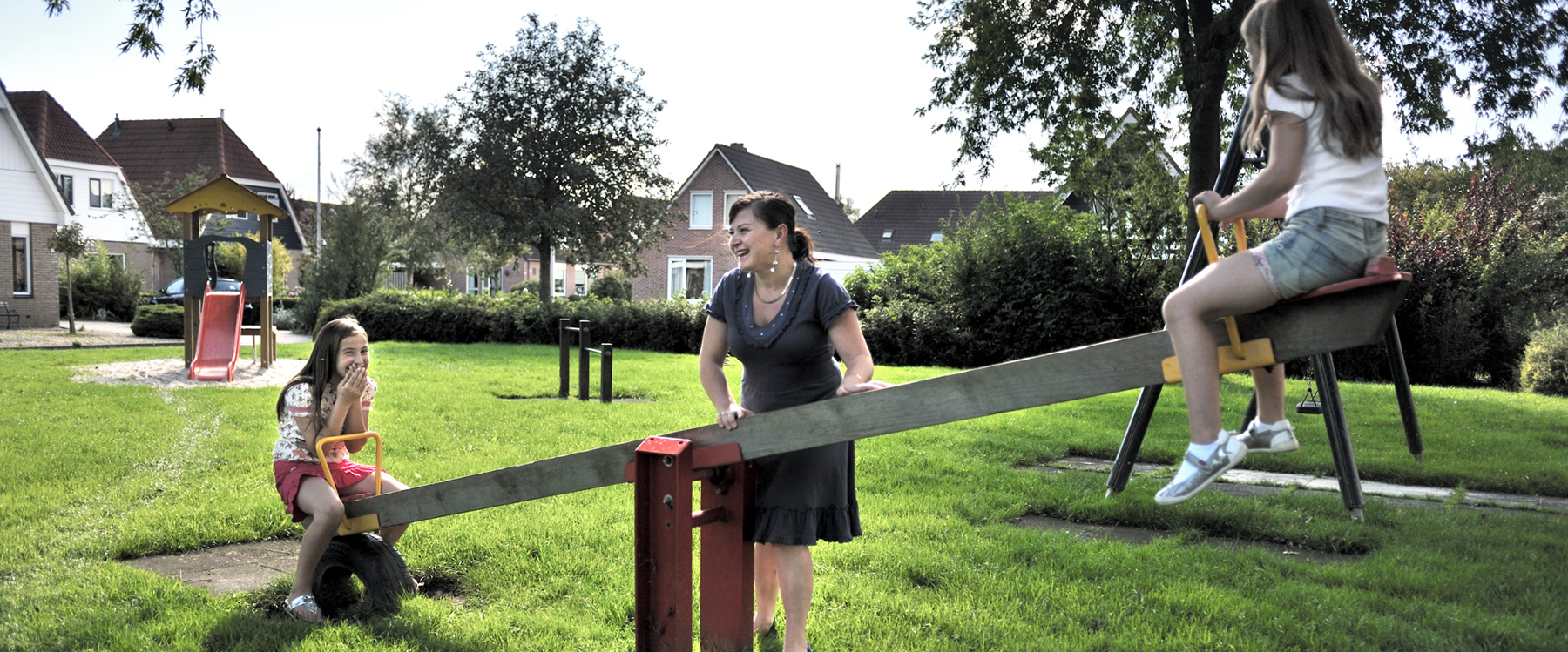 Asielzoekers uit Tsjetsjenië in het Friese dorp Woudsend, waar ze wonen. | Foto: Joost van den Broek | Hollands Hoogte, 2011