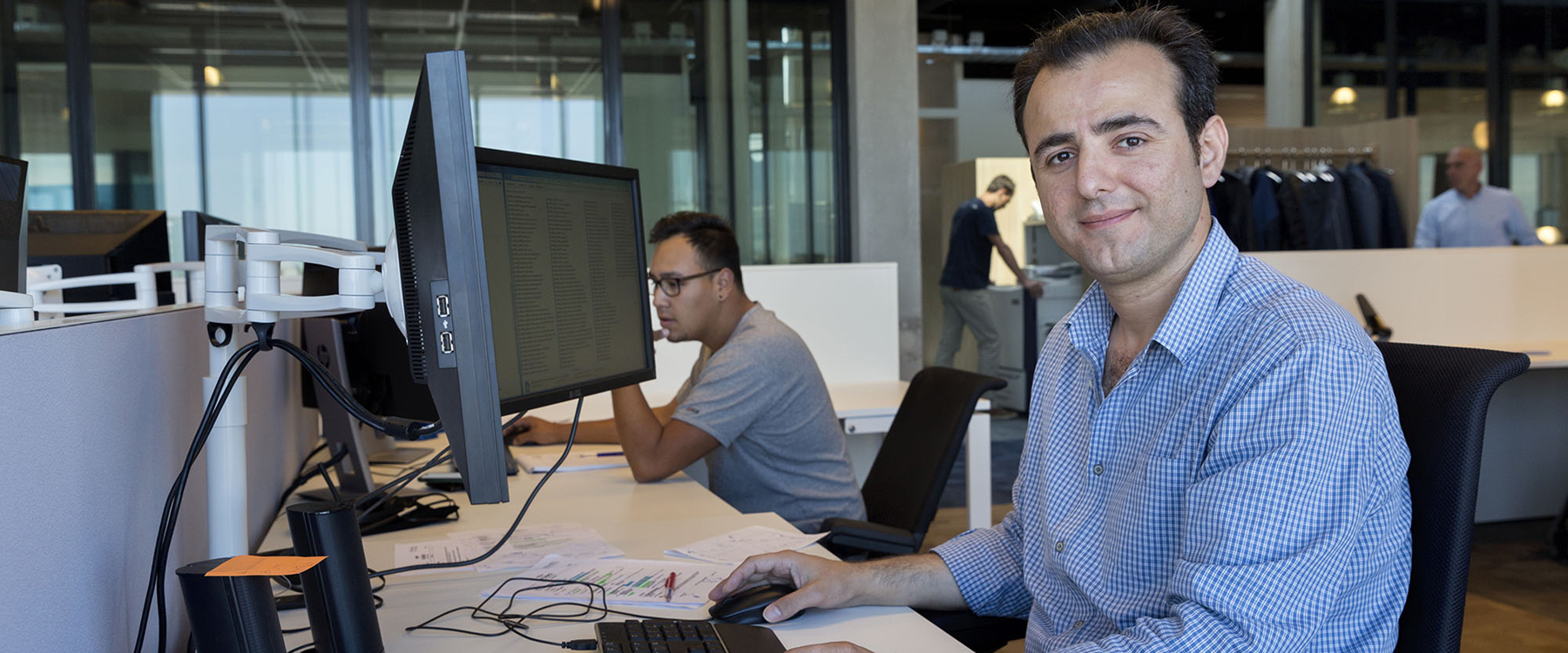 De Syrische Mustafa Kader tijdens zijn stage als ontwerper van kassen voor de tuinbouw in het Westland. Mustafa vluchtte met zijn gezin in 2015 naar Nederland. | Foto: Inge van Mill, 2017