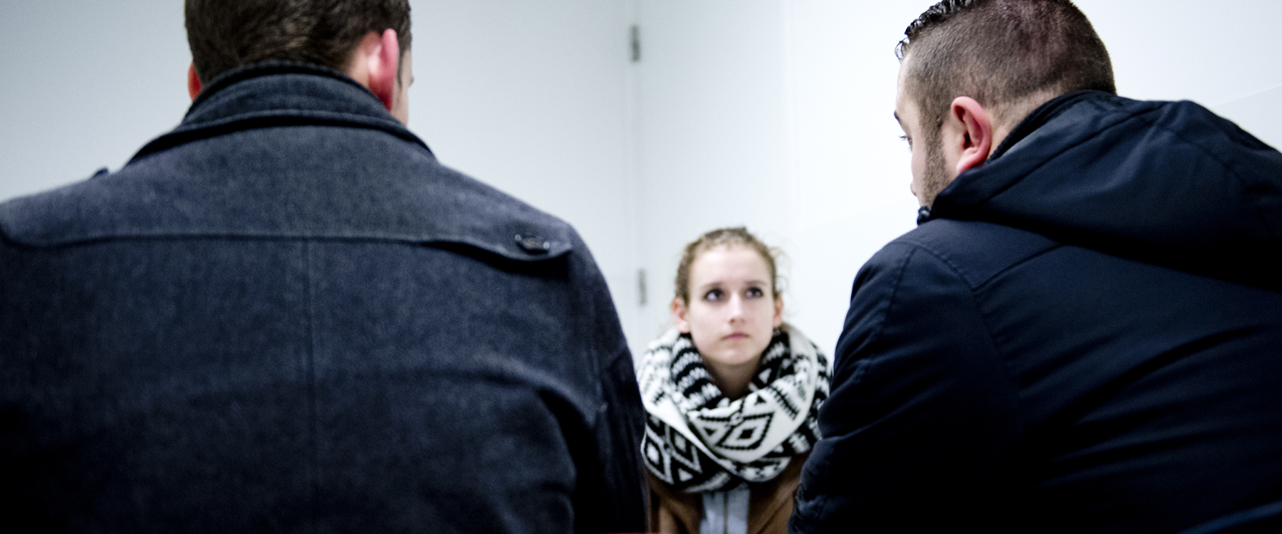 De Koninklijke Marechausee ondervraagt een vrouw op Eindhoven Airport. De marechaussée heeft een speciaal team om mensenhandel tegen te gaan en controleert ondermeer op Eindhoven Airport migranten uit Polen, Roemenië en Bulgarije. | Foto: Robin Utrecht | Hollands Hoogte, 2014