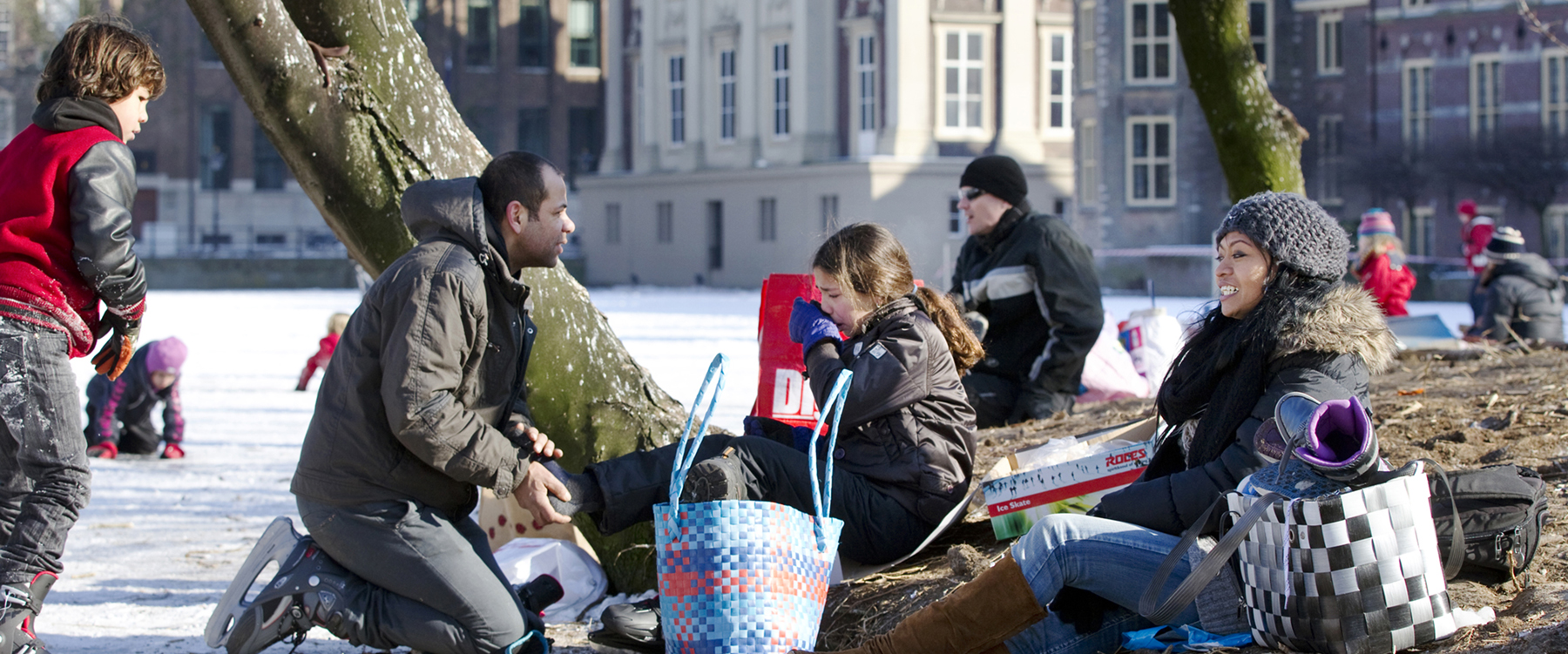 Migranten schaatsen op de Hofvijver in Den Haag. | Foto: Inge van Mill, 2012