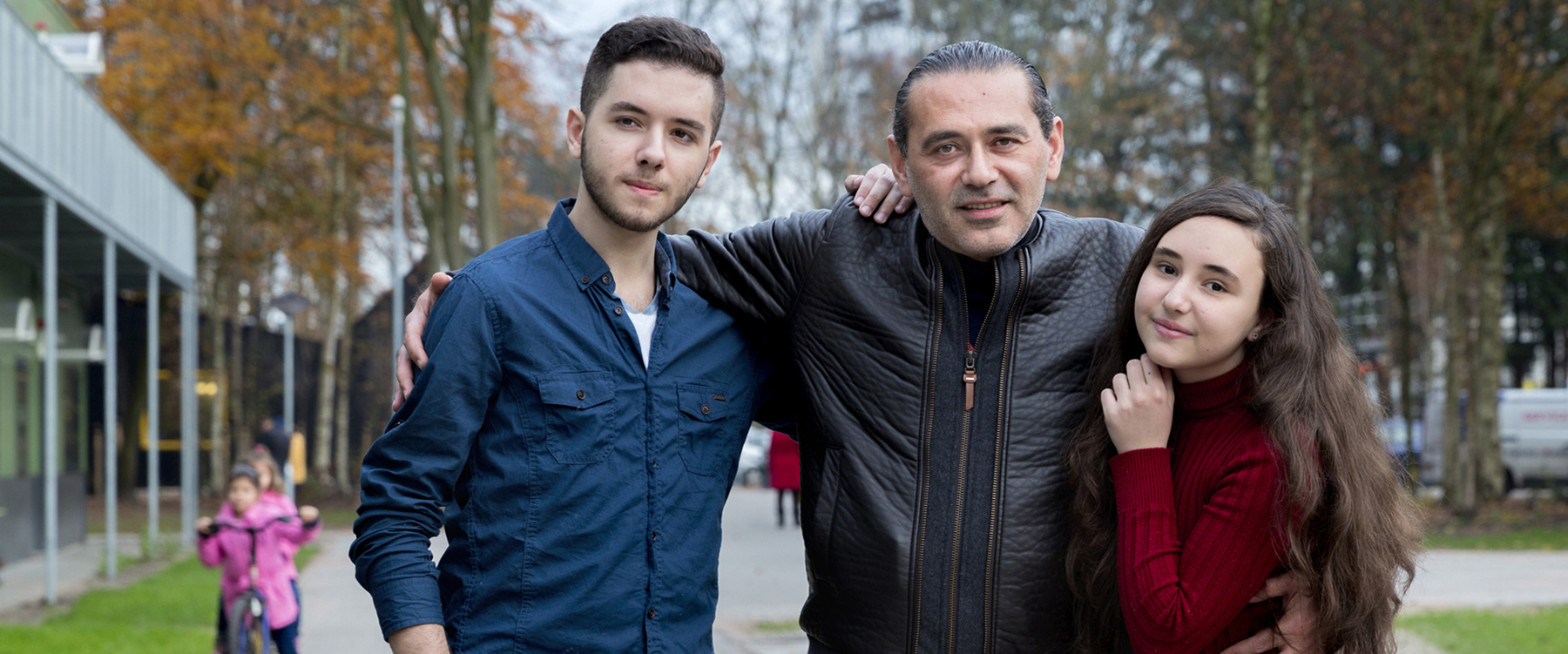 De Syrische Hassan Badre met zijn kinderen, asielzoekerscentrum in Harderwijk. | Foto: Inge van Mill, 2016