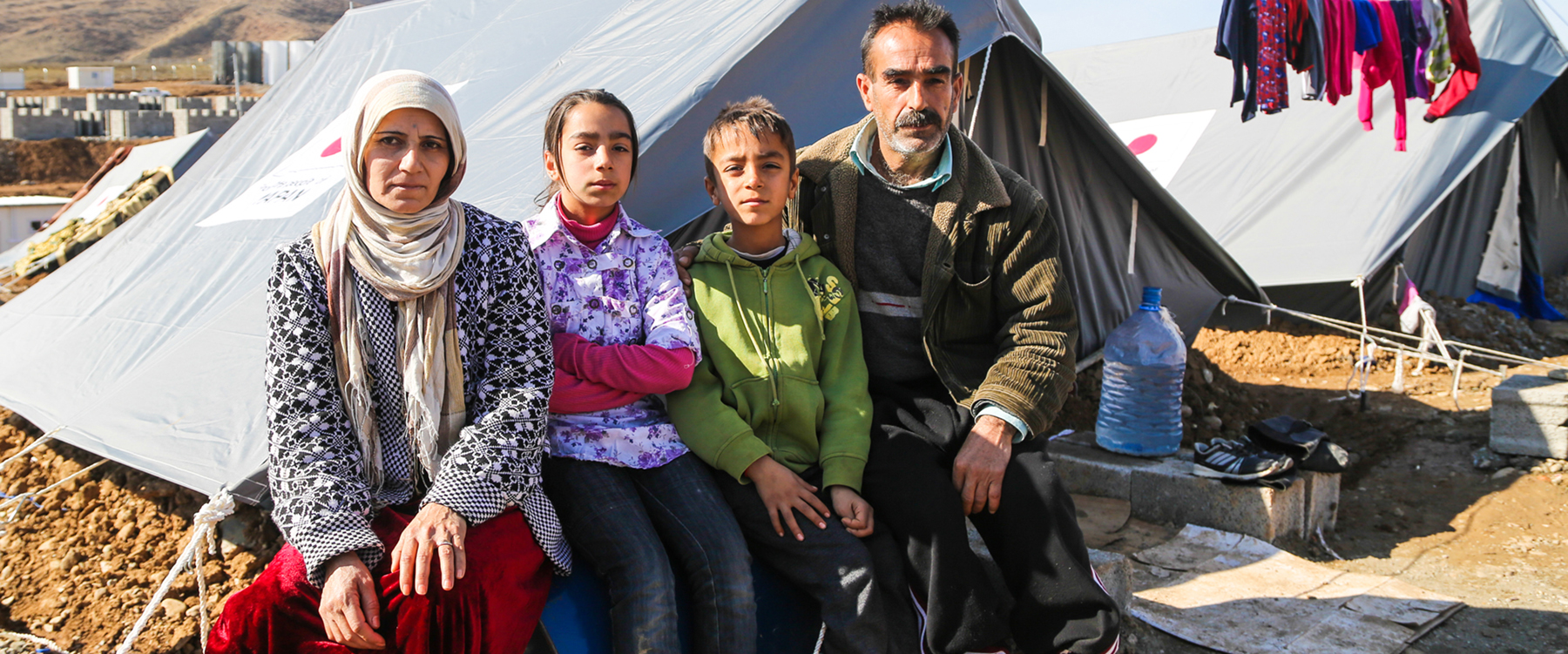 Moeder en kinderen uit Syrië in het asielzoekerscentrum in Bellingwoude. | Foto: Inge van Mill, 2017