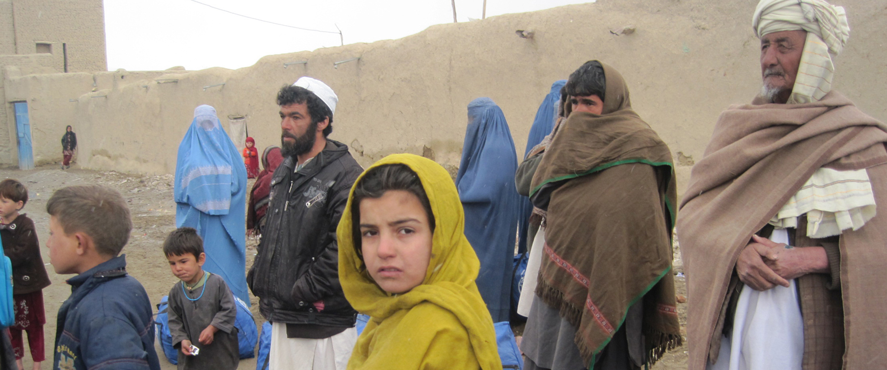 Uitdelen van voedsel door IOM, Afghanistan. | Foto: Inamullah Gohar | IOM, 2012 Uitdelen van voedsel door IOM, Afghanistan. | Foto: Inamullah Gohar | IOM, 2012