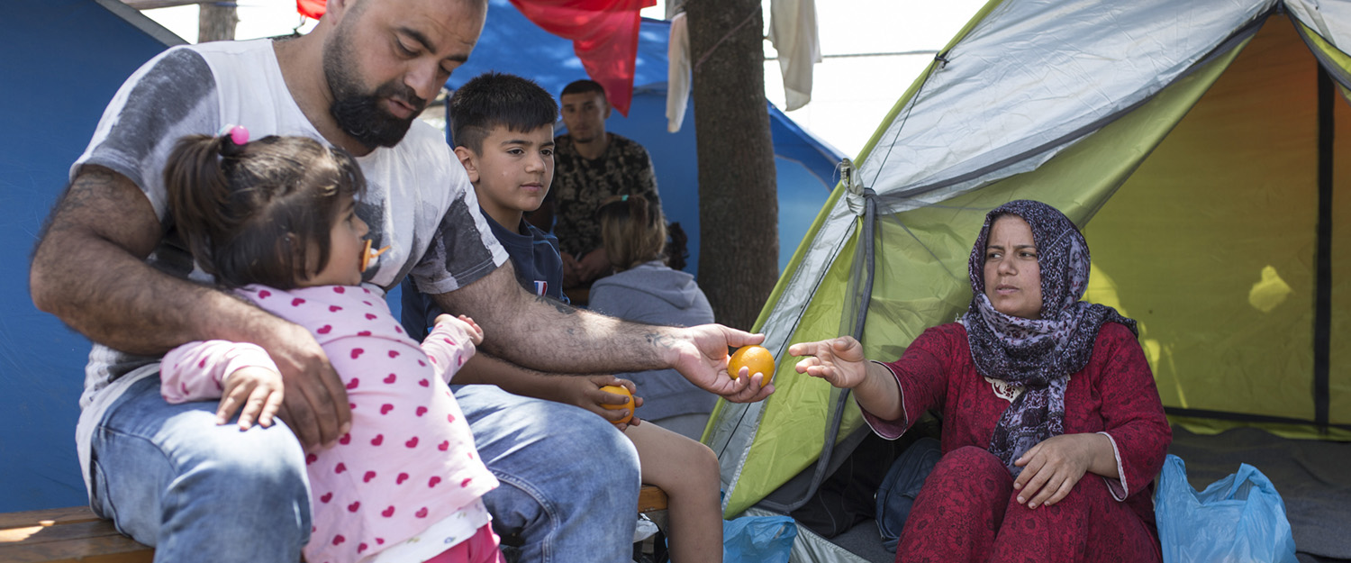 Youssef, a Kurdish-Iraqi from the city of Zakho, sits with his wife and kids outside their small tent in the Diavata reception site near Thessaloniki in northern Greece. The family crossed from Turkey into Greece via the Evros River. Foto: UNHCR/Socrates Baltagiannis 2018