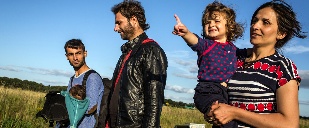 Syrian Kurdish refugees walk towards the reception centre for asylum seekers, in Ter Apel. Foto: UNHCR/