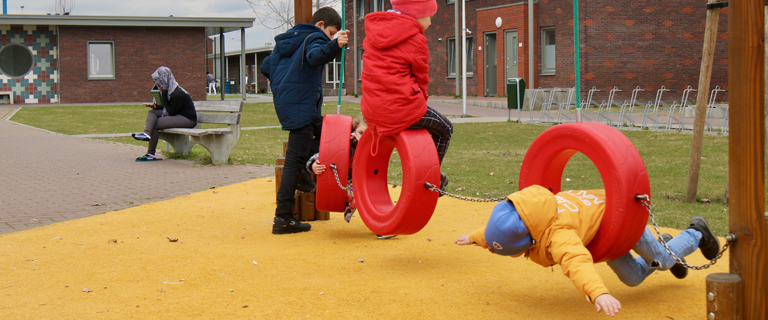 Kinderen aan het buitenspelen bij COA opvanglocatie Ter Apel. Foto: IND/Tom van Essenberg 2018
