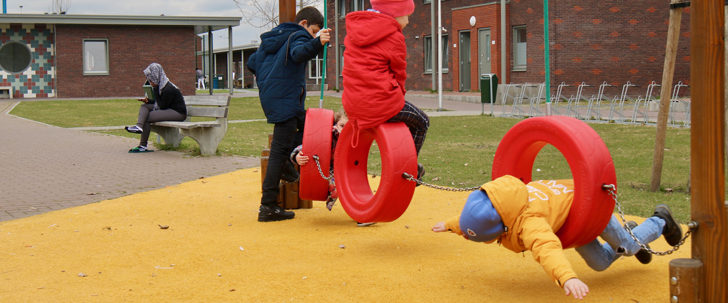 Kinderen aan het buitenspelen bij COA opvanglocatie Ter Apel. Foto: IND/Tom van Essenberg 2018 Kinderen aan het buitenspelen bij COA opvanglocatie Ter Apel. Foto: IND/Tom van Essenberg 2018