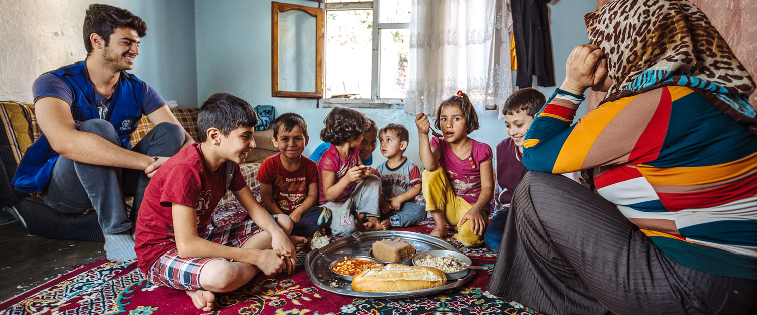 A Syrian refugee family enjoys the meal they have received from one of the soup kitchens in Gaziantep that IOM supports. Foto: IOM 2016 A Syrian refugee family enjoys the meal they have received from one of the soup kitchens in Gaziantep that IOM supports. Foto: IOM 2016