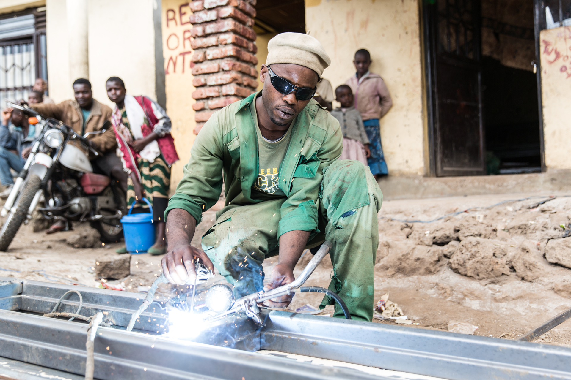 Migrant uit Rwanda keerde terug met hulp van het Internationale Rode Kruis en de Internationale Organisatie voor Migratie (IOM). | Foto: IOM, 2017 Migrant uit Rwanda keerde terug met hulp van het Internationale Rode Kruis en de Internationale Organisatie voor Migratie (IOM). | Foto: IOM, 2017