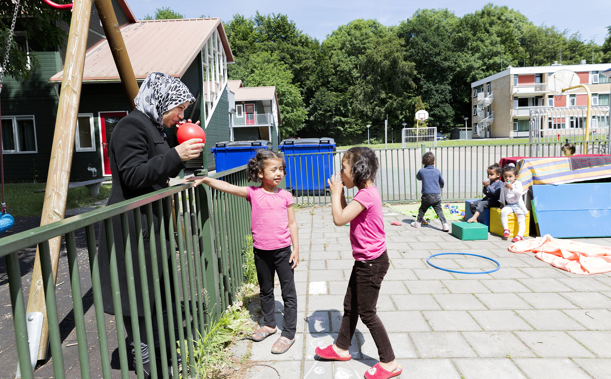 Syrische moeder met kinderen, asielzoekerscentrum | Foto: Inge van Mill, 2017 Syrische moeder met kinderen, asielzoekerscentrum | Foto: Inge van Mill, 2017