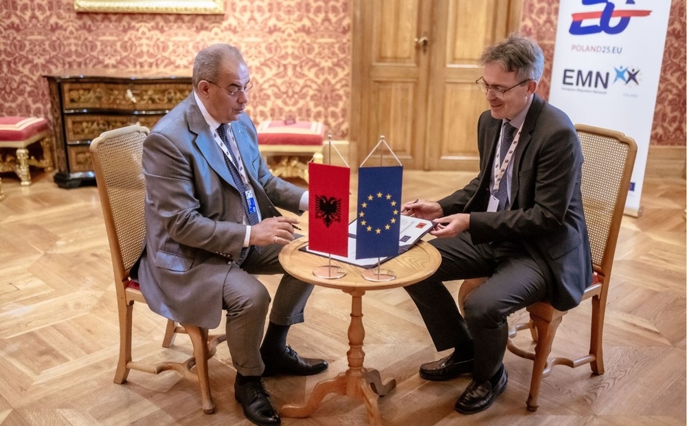 De plv. minister van Binnenlandse Zaken van Albanië ondertekent de overeenkomst met de Europese Commissie voor toetreding van Albanië als waarnemer tot het EMN.