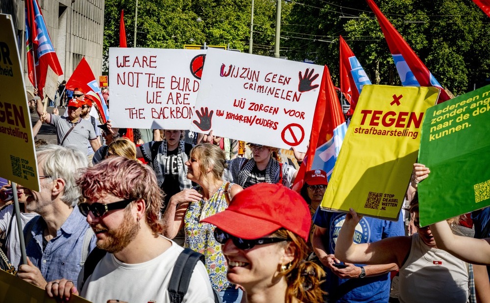 Deelnemers aan de mars ‘Stop de Asielwetten’ protesteren tegen de asielwetten van het demissionaire kabinet. Den Haag, 7 september 2025. Foto: ANP / Robin Utrecht