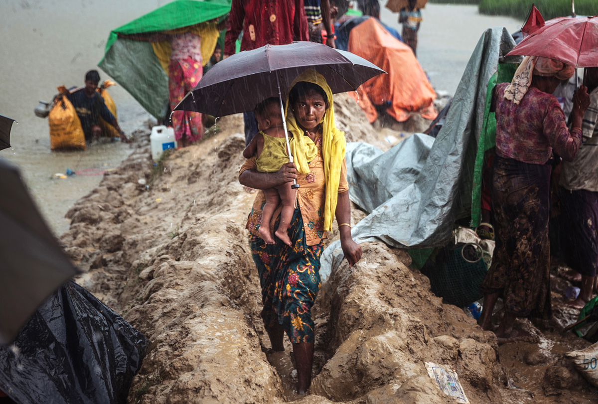 Rohingya-vluchtelingen bij een grenspost tussen Bangladesh en Myanmar. | Foto: Muse Mohammed | IOM, 2017