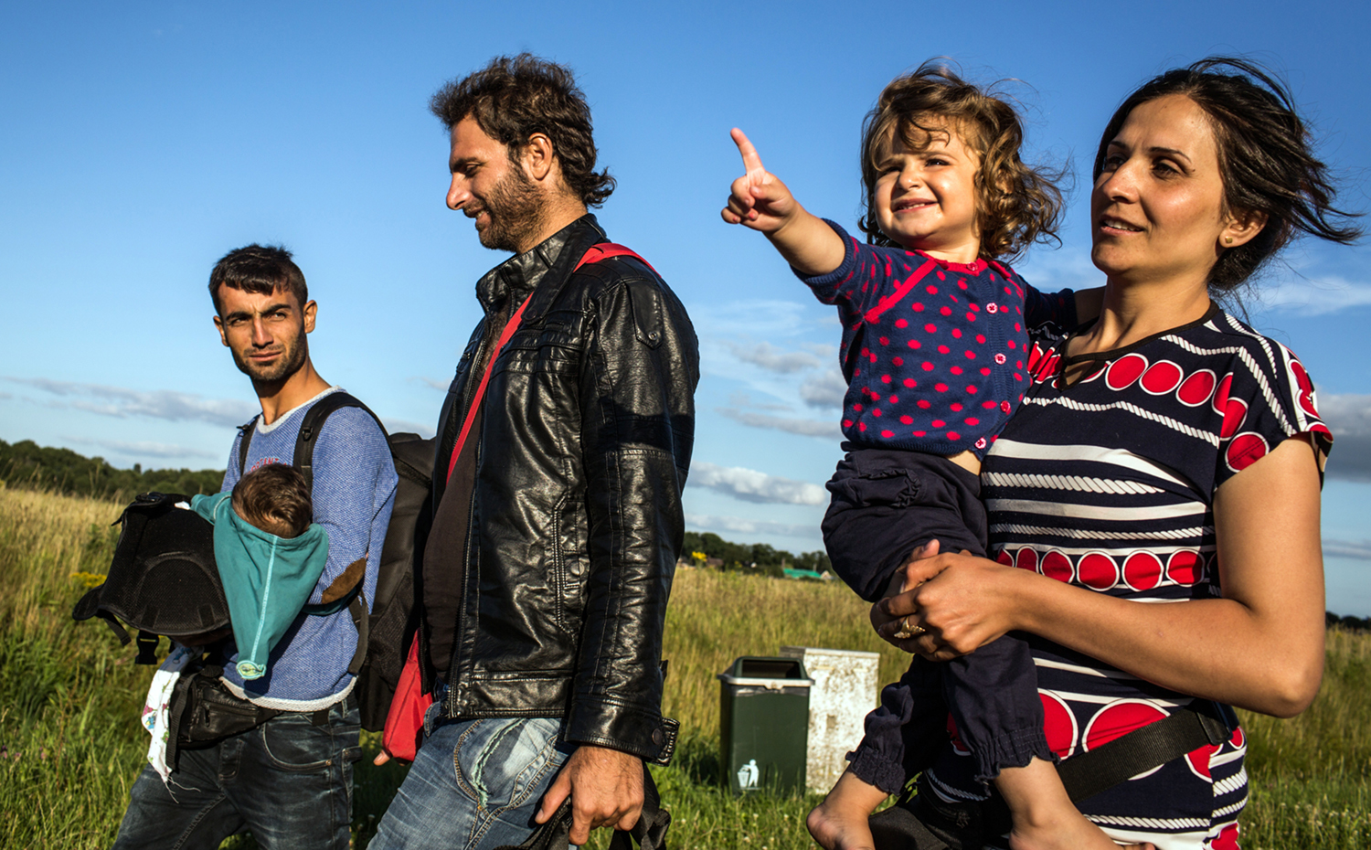 Syrische Koerden lopen naar het aanmeldcentrum voor asielzoekers van de IND, Ter Apel. | Foto: Andrew McConnell | UNHCR, 2015 