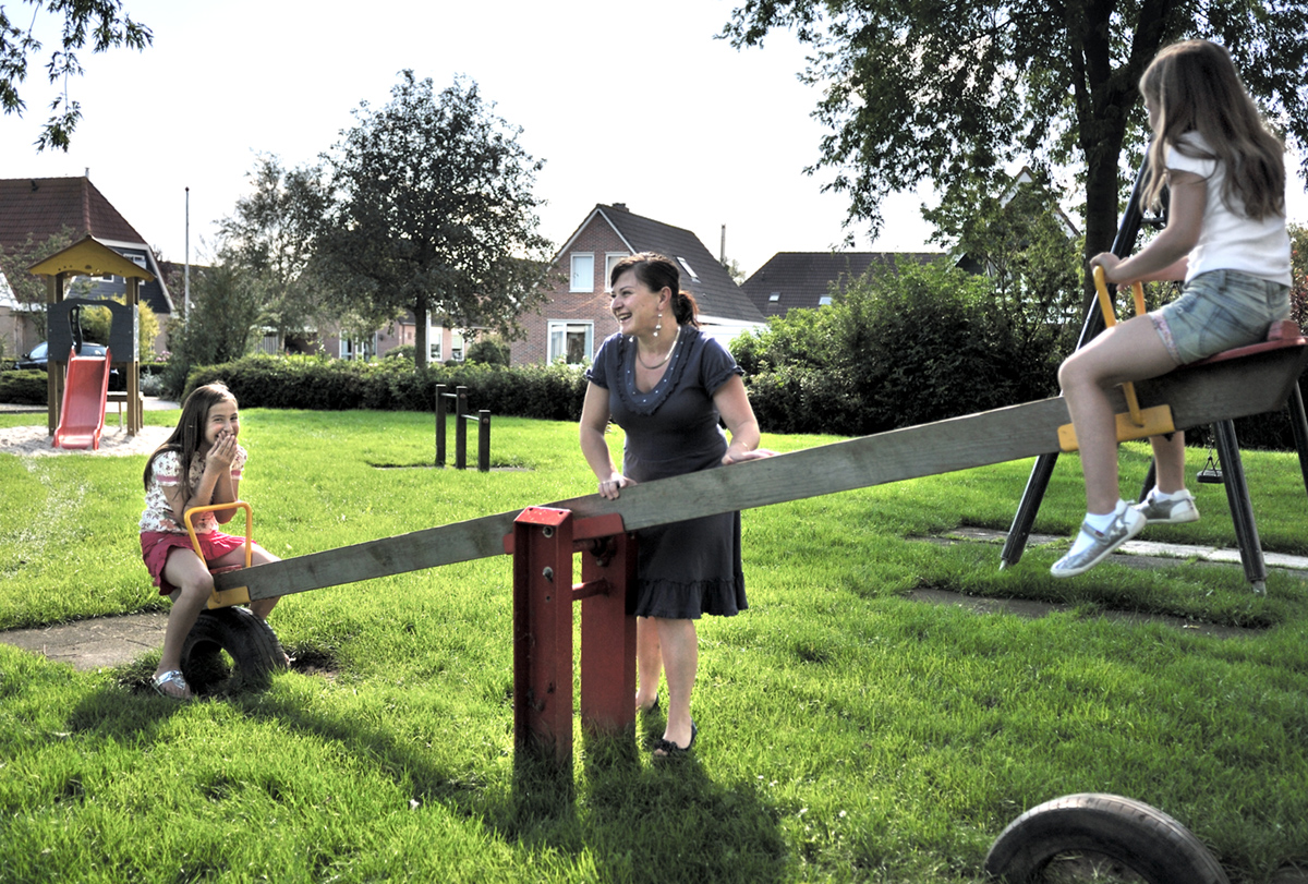 Asielzoekers uit Tsjetsjenië in het Friese dorp Woudsend | Foto: Joost van den Broek | Hollands Hoogte, 2011