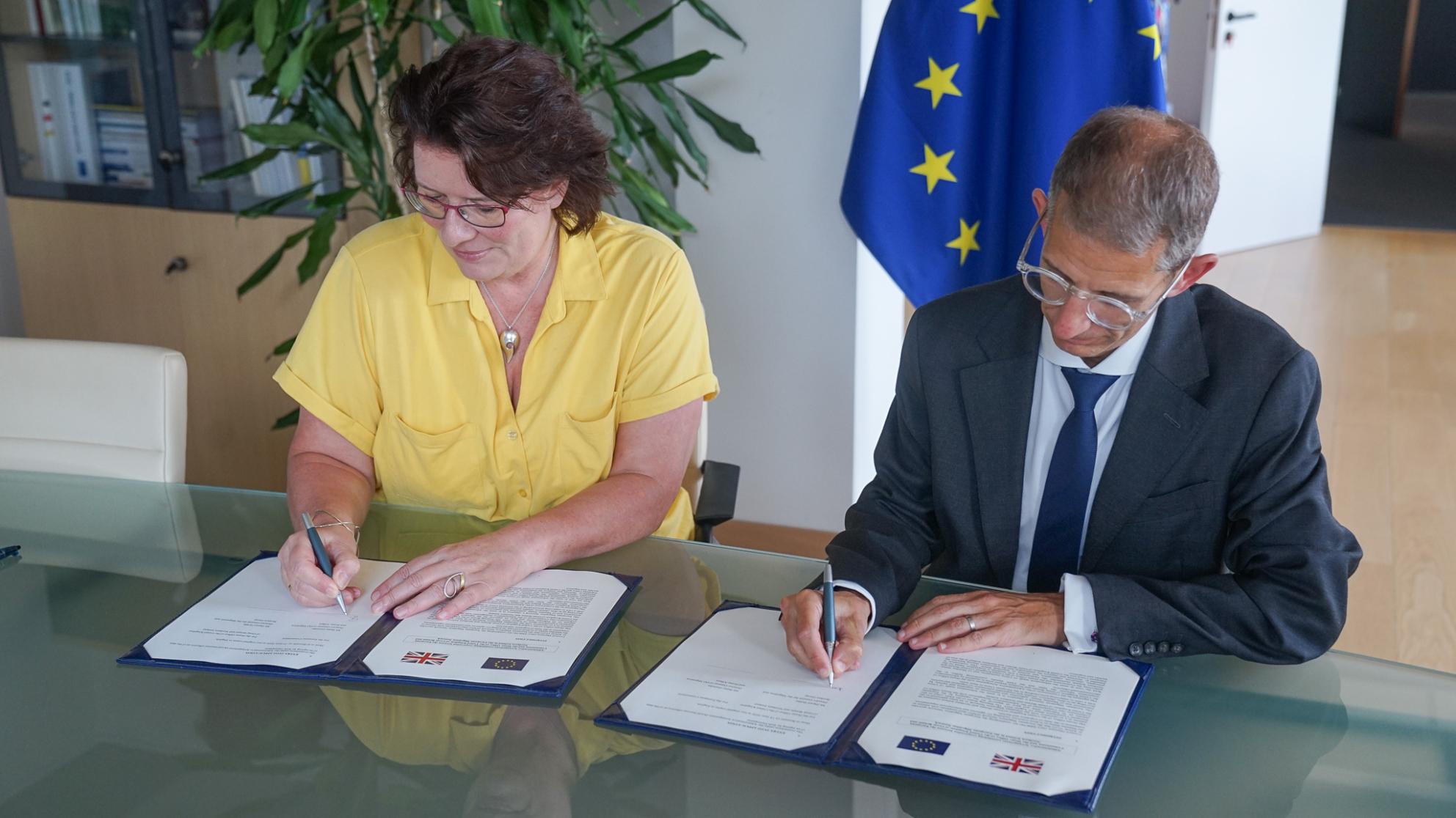 De DG Migratie en Binnenlandse Zaken van de Europese Commissie Beate Gminder en de Britse DG Migratie en Grenszaken Beate Gminder ondertekenen de overeenkomst voor toetreding van Verenigd Koninkrijk als waarnemer tot het EMN.
