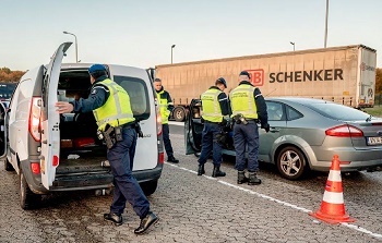 Grenscontrole Zevenaar door de Koninklijke Marechausse, politie en douade. | Foto: ANP/Hollands Hoogte, Bram Petraeus