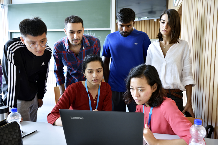 Internationale studenten aan het werk achter een computer. Bron: Hollandse Hoogte