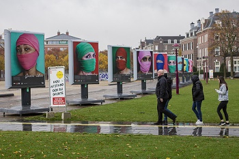 Portretten van slachtoffers van mensenhandel, Museumplein, Amsterdam | Portretten: Comensha, Open mind | Foto: Maarten Brante, ANP