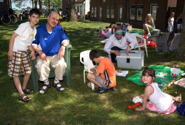 Turkish family at fleamarket during Port Days in Vollenhove. | Photo: Valentijn Brandt | National film and photography library