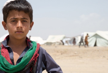 Jongen in Afghaans vluchtelingenkamp. | Foto: Matthew Graydon | IOM, 2014