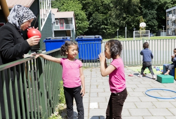 Moeder en kinderen uit Syrië in het asielzoekerscentrum in Bellingwoude. | Foto: Inge van Mill, 2017