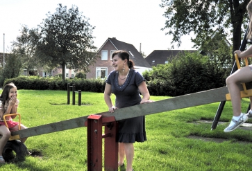 Asielzoekers uit Tsjetsjenië in het Friese dorp Woudsend, waar ze wonen. | Foto: Joost van den Broek | Hollands Hoogte, 2011