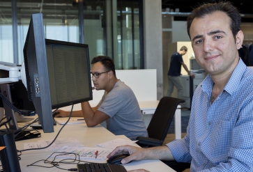 De Syrische Mustafa Kader tijdens zijn stage als ontwerper van kassen voor de tuinbouw in het Westland. Mustafa vluchtte met zijn gezin in 2015 naar Nederland. | Foto: Inge van Mill, 2017