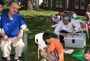 Turks gezin op Rommelmarkt bij de Havendagen in Vollenhove. | Foto: Valentijn Brandt/Nationale Beeldbank