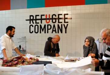 De voormalige Bijlmer Bajes in Amsterdam is nu een asielzoekerscentrum. Ook een organisatie als de Refugee Company is hier gevestigd, die asielzoekers onder meer leert kleding te maken. Foto: Kim van Dam | Nationale Beeldbank