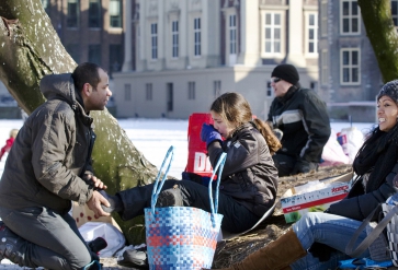 Migranten schaatsen op de Hofvijver in Den Haag. | Foto: Inge van Mill, 2012