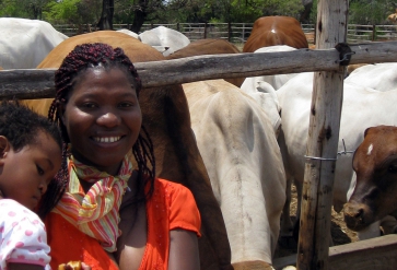 Vrouw die met financiële steun van de Internationale Organisatie voor Migratie (IOM) met haar kinderen is teruggekeerd naar Zimbabwe. Met het geld heeft ze de boerderij van haar familie uitgebreid, met succes. | Foto: Jenniffer Dew | IOM, 2013