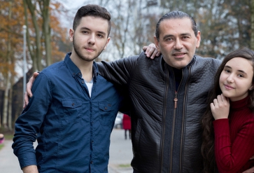 De Syrische Hassan Badre met zijn kinderen, asielzoekerscentrum in Harderwijk. | Foto: Inge van Mill, 2016