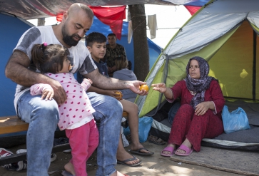 Koerdisch-Iraakse familie in een vluchtelingenkamp in Griekenland. | Foto: UNHCR/Socrates Baltagiannis 2018
