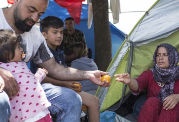 Youssef, a Kurdish-Iraqi from the city of Zakho, sits with his wife and kids outside their small tent in the Diavata reception site near Thessaloniki in northern Greece. The family crossed from Turkey into Greece via the Evros River. Foto: UNHCR/Socrates Baltagiannis 2018