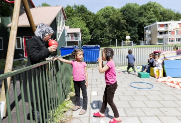 Syrische moeder met kinderen, asielzoekerscentrum Bellingwoude. | Foto: Inge van Mill, 2017