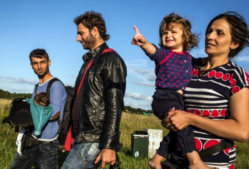 Syrian Kurdish refugees walk towards the reception centre for asylum seekers, in Ter Apel. Foto: UNHCR/
