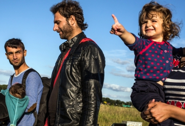 Syrian Kurdish refugees walk towards the reception centre for asylum seekers, in Ter Apel. Foto: UNHCR/