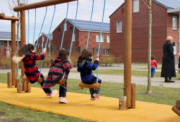 Gezinnen brengen samen buiten de tijd door, COA opvanglocatie Ter Apel. Foto: IND/Tom van Essenberg 2018