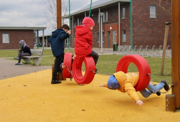 Kinderen aan het buitenspelen bij COA opvanglocatie Ter Apel. Foto: IND/Tom van Essenberg 2018