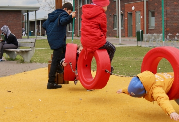 Kinderen aan het buitenspelen bij COA opvanglocatie Ter Apel. Foto: IND/Tom van Essenberg 2018