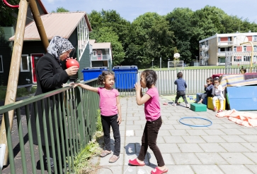 Syrische moeder met kinderen, asielzoekerscentrum | Foto: Inge van Mill, 2017