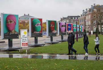 Portretten van slachtoffers van mensenhandel, Museumplein, Amsterdam | Portretten: Comensha, Open mind | Foto: Maarten Brante, ANP