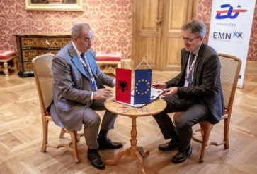 De plv. minister van Binnenlandse Zaken van Albanië ondertekent de overeenkomst met de Europese Commissie voor toetreding van Albanië als waarnemer tot het EMN.