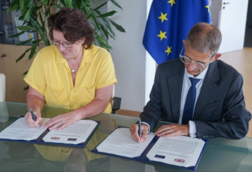 De DG Migratie en Binnenlandse Zaken van de Europese Commissie Beate Gminder en de Britse DG Migratie en Grenszaken Dan Hobbs ondertekenen de overeenkomst voor toetreding van Verenigd Koninkrijk als waarnemer tot het EMN.