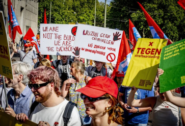 Deelnemers aan de mars ‘Stop de Asielwetten’ protesteren tegen de asielwetten van het demissionaire kabinet. Den Haag, 7 september 2025. Foto: ANP / Robin Utrecht
